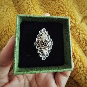 Elegant Silver Floral Ring